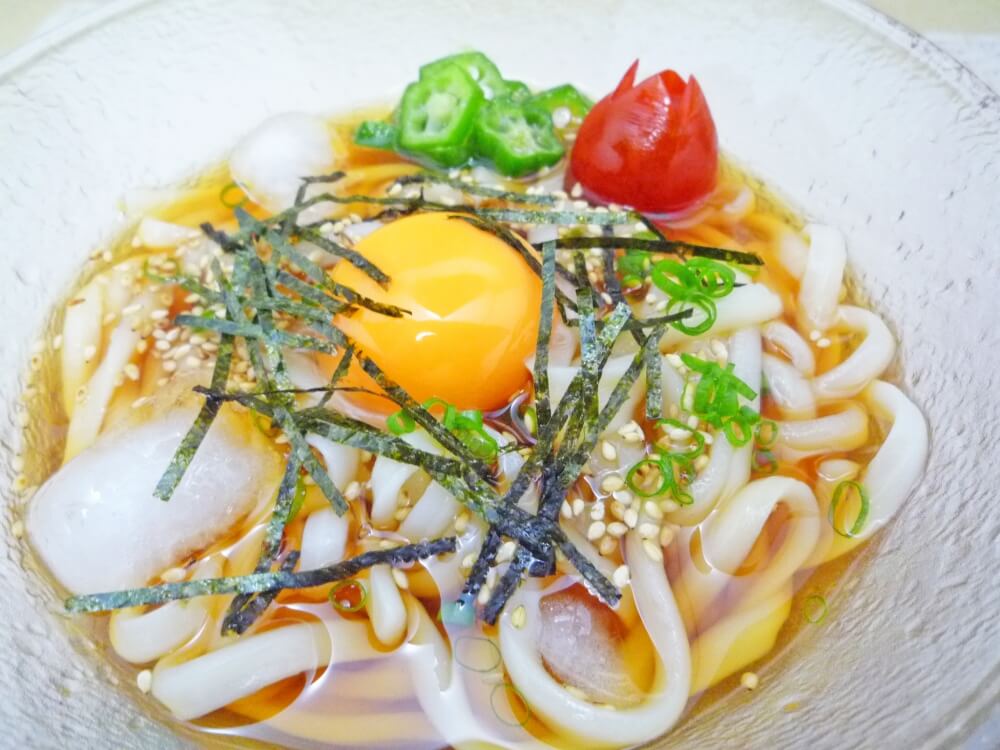 ぶっかけうどん 季節の野菜と卵黄のせ